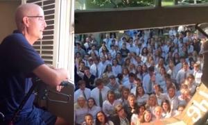 400 американських студентів зібралися біля будинку хворого на рак професора (відео)