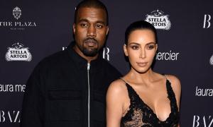 Кім Кардашян похвалилася в Instagram чорною напівпрозорою сукнею 
