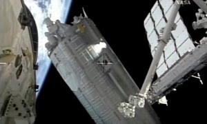 Американський шатл Atlantis успішно пристав до МКС