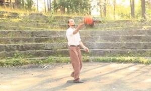 Відео з росіянином, який жонглює ввімкненою бензопилою, підірвало Мережу