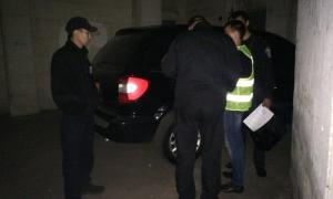 У Києві чоловіки у формі з написами "СБУ" викрали більше двох мільйонів гривень