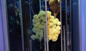 Користувачі Мережі висміяли Волочкову в пальто, що залізла в душ з букетом троянд