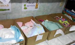 Через нестачу грошей у венесуельській лікарні новонароджених кладуть у картонні коробки (фото)