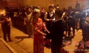 Китайська пара одружилася в тунелі, оскільки застрягла в пробці по дорозі на весілля 
