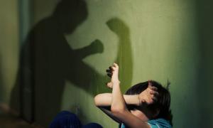 У Дніпрі вчителька подряпала обличчя учневі
