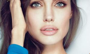 Анджеліні Джолі приписують роман з мільярдером