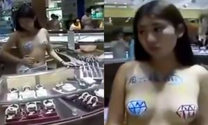 Китаянка рекламує ювелірний магазин за допомогою оголених грудей (відео)
