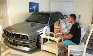 Американець заховав свій BMW M3 від урагану «Метью» у вітальні (відео)
