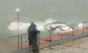 Через шторм в одеському порту потонула яхта