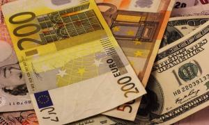 Євро дешевшає, долар дорожчає