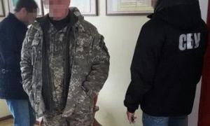 СБУ затримала військових, що продавали право служити за контрактом 