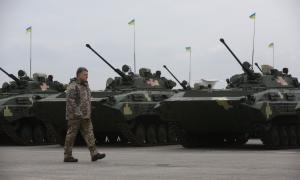 Петро Порошенко передав озброєння та військову техніку військовим