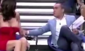 Іспанський телеведучий в ток-шоу зірвав сукню з зірки, яка прославилася розміром грудей 