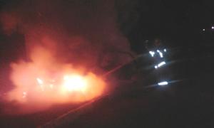 У Хмельницькій області вогнеборці з палаючого автомобіля врятували трьох людей 