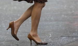 Париж виплатить 100 тисяч євро жінці, яка зламала ногу, спіткнувшись на тротуарі