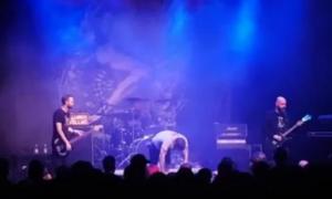 Музикант американської метал-групи зламав на сцені обидві ноги, але продовжив співати (відео)