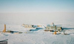 В Антарктиді полярник провалився в тріщину в льоду