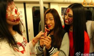 Китайці влаштували флешмоб на тему фільму жахів у метрополітені (фото)