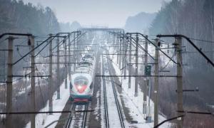 Пасажири російського потяга, який застряг через негоду, за годину спустошили бар поїзда