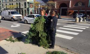У США поліція заарештувала чоловіка в костюмі дерева (відео)