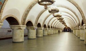 У Києві чоловік впав під потяг метрополітену
