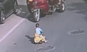 У Китаї дитина на іграшковому автомобілі опинилася на дорозі в годину пік (відео)