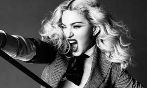 Мадонна влаштувала відверту фотосесію на підлозі (відео)