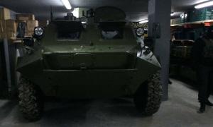 У передмісті Києва правоохоронці виявили підземний бункер з арсеналом зброї і БТРом (фото)