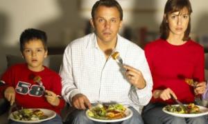 Учені пояснили, чому не можна їсти перед телевізором

