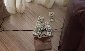 На Київщині СБУ затримала продавців фальшивих доларів 