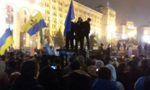 У Києві на Майдані Незалежності, де відбувається віче, активісти підпалили  шини