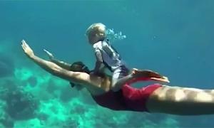 Трирічна дитина занурюється на глибину до десяти метрів без жодного спорядження (відео)