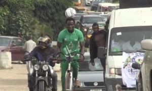 Нігерійський футболіст проїхав 103 кілометри на велосипеді з м’ячем на голові (відео)