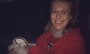 Ксенія Собчак виписалася з пологового будинку під покровом темряви (відео)