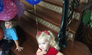 Трирічна донька Алли Пугачової вчиться плавати (відео)
