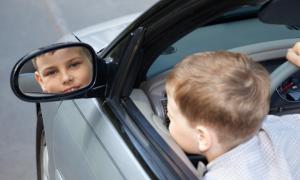 У Росії дворічний хлопчик на автомобілі збив матір і брата 
