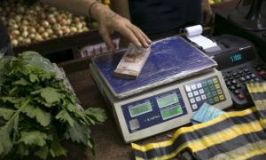Через нестримну інфляцію магазини Венесуели приймають купюри на вагу