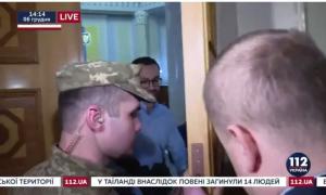 Нардеп Лещенко сховався у сесійній залі від представника НАЗК, який намагався ознайомити його з адмінпротоколом