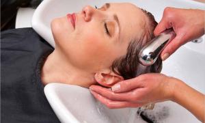 Учені: Миття голови в перукарні може стати причиною інсульту