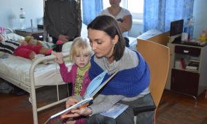Секретар Луцької міськради Юлія Вусенко вручила подарунки маленьким пацієнтам