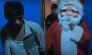 У Перу поліцейський в костюмі Санта-Клауса затримав наркодилерів (відео)
