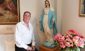 Статуя Діви Марії, що "рухається, змінює колір і лікує хвороби», шукає новий будинок