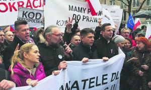 Польща протестує проти згортання в країні демократії
