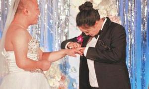 У Китаї наречений надів весільну сукню через страх нареченої здатися товстою
