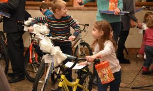 У Луцьку діти, батьки яких загинули в АТО, отримали від Миколая в подарунок велосипеди