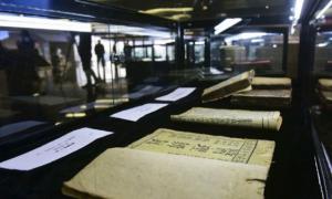 Колишній сміттяр із Китаю подарував бібліотеці сотні старовинних книг
