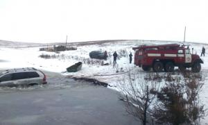 В Житомирській області рятувальники витягли автомобіль зі ставка