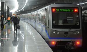 У московському метро просто в тунелі почав розвалюватися поїзд 

