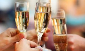 Учені розкрили секрет популярності шампанського
