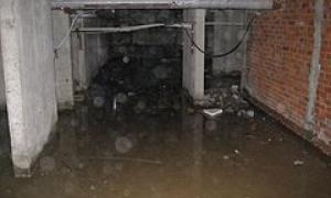 Бездомний кілька днів плавав у затопленому підвалі багатоповерхівки в російському Волгограді